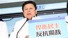 選罷法修正案3分鐘初審通過  藍：捍衛人民權益立法院內政委員會16日3分鐘初審通過攸關調整罷免門檻的選罷法修正草案；國民黨立法院黨團總召傅(山昆)萁會後出席記者會表示，民進黨立委近期多次癱瘓立法院議事，國民黨團必須捍衛人民的託付跟權益，必須守護主席台，讓委員會順利開會。中央社記者翁睿坤攝  113年12月16日