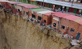 ▲玻利維亞一處矮房緊鄰懸崖峭壁，隨時可能發生墜谷意外。（圖／路透社／達志影像）