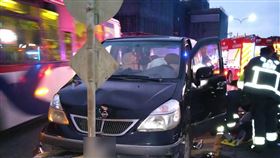 男子自撞後，被發現時已失去呼吸心跳。（圖／翻攝畫面）