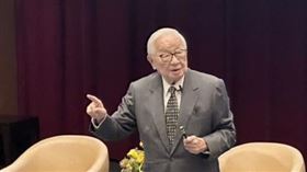 張忠謀今赴台大就「半導體生涯的教訓」發表演說。（圖／台大提供）