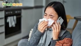 年底通常是上班族一年中工作最忙碌的時候，加班熬夜讓免疫力低下，聖誕節或跨年尾牙等頻繁聚餐也導致群聚感染的風險增加，若是屋漏偏逢連夜雨遇到低溫及寒流特報，疫情將可能升溫成流感高峰。