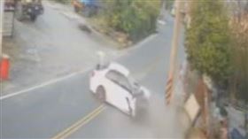 彰化女失控撞斷電桿「1關鍵」僅額頭撞傷