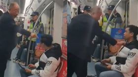 ▲中國廣東地鐵上1名老人要求男子讓座，還出手拽對方。（圖／擷取自剋剋啊微博）