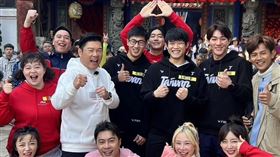 中間穿黑色衣服12強棒球員陳晨威（左起）、陳冠宇、莊昕諺與曾國城同台（圖／民視提供）