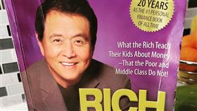  除了出版財經書籍外，清崎也常發文分享他對全球金融的看法。（圖／翻攝自Robert Kiyosaki臉書）