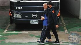 柯文哲遭起訴前再遭提訊，原本理光頭的柯文哲已長出灰白頭髮。