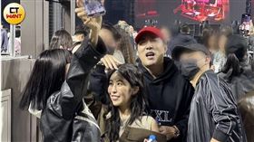 本月5日余祥銓、柔柔和一群朋友到大巨蛋看周杰倫，開場前開心自拍。（圖／本刊娛樂組攝）