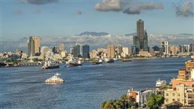 中秋節前總統蔡英文在高雄市長陳其邁的陪同下搭「文化遊艇」欣賞高雄港風光（圖／翻攝自臉書）