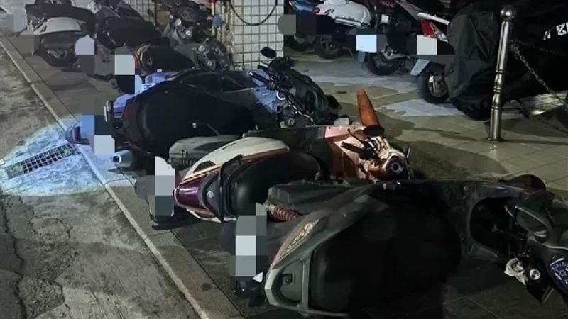 酒醉男「玩骨牌」　一夜推倒路邊52輛機車