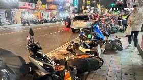 A撞車傷行人2400