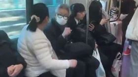 陸大媽電車上出拳揍日男 撂1句話全車傻眼（圖／翻攝Ｘ）