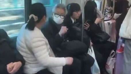 陸大媽電車上出拳揍日男 撂1句話全車傻眼