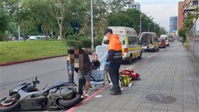 松山車站行人衝出連環撞車禍。（圖／翻攝畫面）