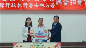 連江地檢署拍賣三無漁船  15萬餘元拍出連江地方檢察署與行政執行署士林分署11日上午舉辦今年度沒收三無漁船首次船舶法拍會，該漁船最後以新台幣15萬1000元拍出。圖為得標者委託之友人（中）從連江地檢署檢察長謝謂誠（右）、士林分署長吳廣莉（左）手上，接下象徵拍定的圖卡。中央社記者潘欣彤攝  113年11月11日