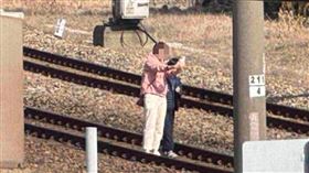 民眾帶小朋友闖鐵道自拍阿里山林鐵日前發生民眾闖入鐵道意外，有鐵道迷發現台鐵彰化火車站有民眾帶著小朋友闖入鐵路淨空區，站在鐵軌上自拍，幸好當時沒有火車經過。（民眾提供）中央記者吳哲豪傳真  113年12月16日