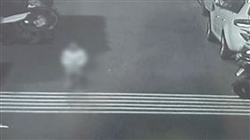 新北市新莊區今天（17日）發生一起離譜案件，有民眾清晨5時許發現一名2歲男童光著腳ㄚ獨自在路邊大哭，民眾見狀連忙報警求助。經查，男童半夜睡醒後，趁父親熟睡之際溜出門找媽媽，因年紀小迷途，才會驚慌失措放聲大哭。