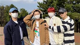 慧成（左2）在成員陪伴下入伍當兵。（圖／翻攝自IG）