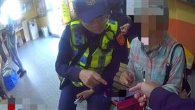 台東縣鹿野鄉一名陳姓婦人（70多歲）玩交友軟體陷愛情詐騙，一名自稱哈薩克中尉軍官的男子佯稱寄送「愛的包裹」，要陳女先幫忙補繳關稅，陳女赴郵局匯款時，職員察覺有異通報分駐所，員警到場戳破「粉紅泡泡」，替陳女守住23萬餘元養老金。