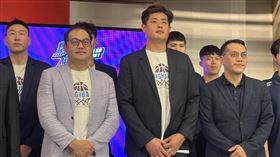 SBL彰化柏力力總教練吳俊雄(右2)。（圖／記者蔡厚瑄攝影）
