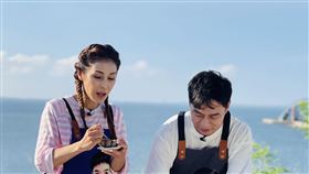 陳隨意與梁佑南（左）在吃澎湖在地新鮮的海膽（圖／公視台語台提供）