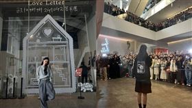 歐陽娜娜藝術展吸引不少網友參加。（圖／翻攝自歐陽娜娜微博）