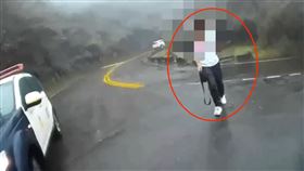 超勇騎士穿短袖騎陽明山！下秒爆胎慘受困　涼亭旁「全身狂抖3小時」。（圖／翻攝畫面）