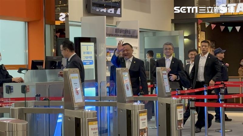 華源贈台胞服務手冊！搭機前再邀：來上海