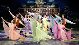 許哲珮(中後）睽違17年演出如果兒童劇團《祕密花園》直喊「燃燒生命」。（圖／如果兒童劇團提供）