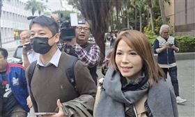 ▲陳智菡、許甫夫妻請回，一同離開北檢。（圖／翻攝畫面）