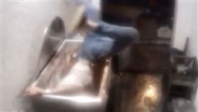 由於襯衫被機器捲入，打工男上半身被拖進攪拌機中。（圖／翻攝自X）