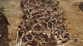 敘利亞獨裁政權遭反政府軍推翻，總統阿薩德逃往俄羅斯，有民間組織日前在首都大馬士革近郊發現一處堆疊10萬具屍體的亂葬崗。據了解，這些屍體疑似都是阿薩德政權所殺害的敘利亞人，甚至還有一些外國公民。