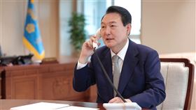 尹錫悅發表緊急談話，宣布實施緊急戒嚴令。（圖／翻攝自윤석열）
https://www.facebook.com/sukyeol.yoon/photos