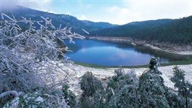 翠峰湖環山步道在冬季時，有機會被白雪覆蓋。（圖／翻攝自太平山國家森林遊樂區入口網）