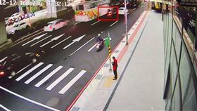 中和遊覽車擦撞行人。（圖／翻攝畫面）