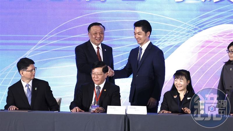 雙城論壇上海禮包搞暗招　手冊搞統戰