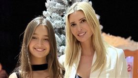 伊凡卡（右）和女兒阿拉貝拉（左）一起去看芭蕾舞劇。（翻攝X@IvankaTrump）