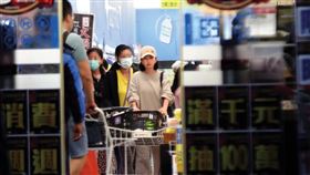 六月、李易。鏡週刊