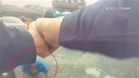 A撞警三槍逮2400