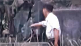 高雄某製瓦廠老闆，在一處水池裡發現鍾女的屍體。（翻攝東森新聞）