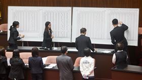考試院人事同意權案表決開票作業（2）立法院會17日進行考試院人事同意權案記名投票表決，並於上午11時截止投票，圖為議事人員開始開票作業，統計投票結果。中央社記者吳家昇攝  113年12月17日
