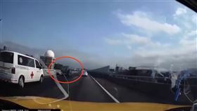 被貨車擋前方！救護車「沿路狂鳴笛」死不讓　網一看全怒了：什麼心態。（圖／翻攝自爆料公社）