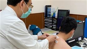 安南醫院中醫部執行三九貼來趨除寒邪、提高身體抗病力。（圖／安南醫院提供）