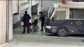 ▲沈慶京坐著輪椅、戴漁夫帽被提訊到北檢。（圖／翻攝畫面）