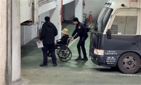 ▲沈慶京坐著輪椅、戴漁夫帽被提訊到北檢。（圖／翻攝畫面）