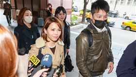 柯文哲政治獻金案  檢調傳喚陳智菡等人（1）北檢偵辦民眾黨主席柯文哲政治獻金案，為釐清眾望基金會、木可公司金流，17日指揮調查局以證人身分傳喚民眾黨立法院黨團主任陳智菡（前排左）、民眾黨副秘書長許甫（前排右）、民眾黨發言人吳怡萱（2排右）、民眾黨台北市議員黃(水靜)瑩（2排左）等人，陳智菡等人下午陸續抵達北檢進行複訊。中央社記者王騰毅攝  113年12月17日