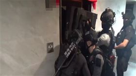 北市警方兵分三路搗破依托咪酯分裝場，並查扣400顆喪屍煙彈等證物。（圖／翻攝畫面）