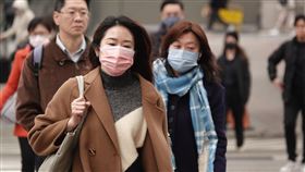 大陸冷氣團減弱  夜晚清晨仍冷注意保暖（2）中央氣象署指出，16日大陸冷氣團減弱，白天起溫度稍回升，低溫在中部以北及東北部地區約為攝氏12至14度。圖為台北市南港區民眾穿著大衣、圍圍巾保暖。中央社記者鄭傑文攝  113年12月16日