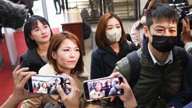 柯文哲政治獻金案  檢調傳喚陳智菡等人（3）北檢偵辦民眾黨主席柯文哲政治獻金案，17日指揮調查局以證人身分傳喚民眾黨立法院黨團主任陳智菡（2排左）、民眾黨副秘書長許甫（2排右）、民眾黨發言人吳怡萱（3排左1）、民眾黨台北市議員黃(水靜)瑩（3排左2）等人，陳智菡等人下午到北檢複訊，吸引大批媒體關注。中央社記者王騰毅攝  113年12月17日