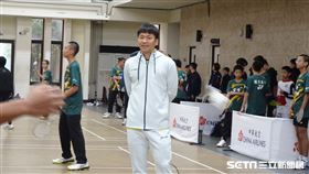 ▲華航公益羽球營，羽球好手李洋指導小球員。（圖／記者張沛嘉攝影）