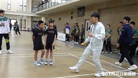 ▲華航公益羽球營，羽球好手李洋指導小球員。（圖／記者張沛嘉攝影）